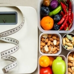 Sağlık alışverişi sepeti yanında mezura, tartı ve vitamin kutuları ile vücut analizi konsepti.