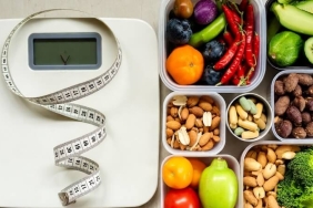 Sağlık alışverişi sepeti yanında mezura, tartı ve vitamin kutuları ile vücut analizi konsepti.